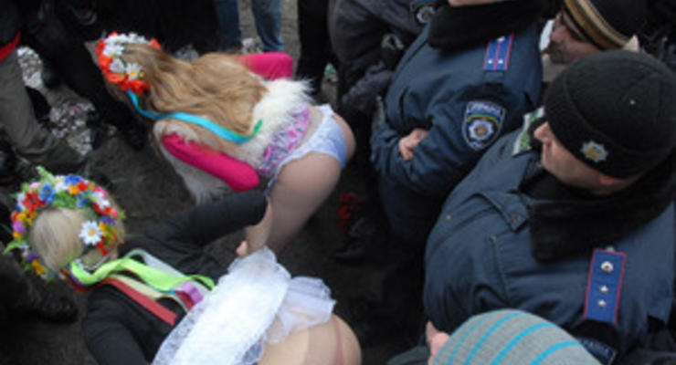 Активисток FEMEN арестовали во время акции у посольства Италии