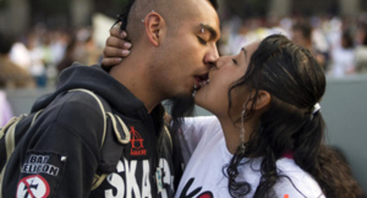 Рекорд по длительности поцелуя установлен в Таиланде
