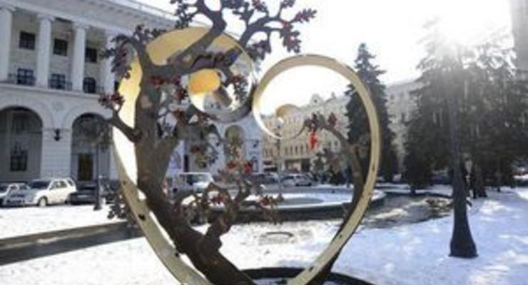 В Киеве на Майдане появилась тематическая скульптура Сердце Любви