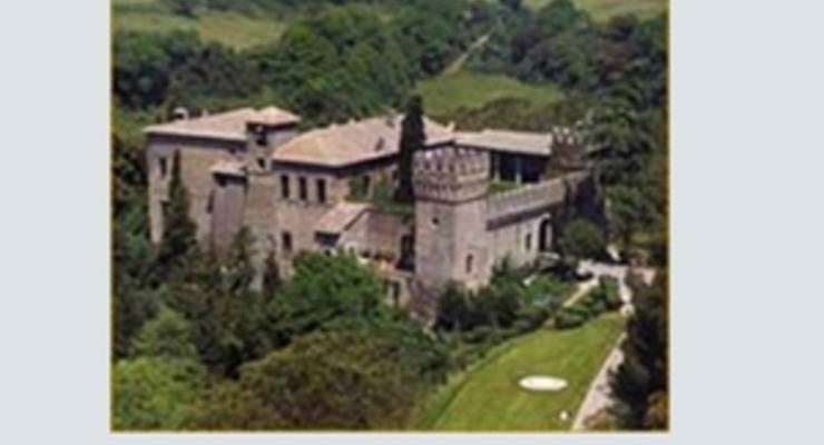 СМИ: Берлускони устраивал оргии в замке XV века