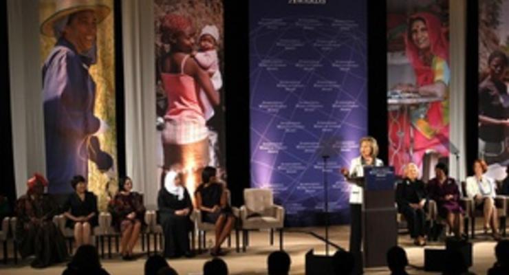 Клинтон вручила президенту Кыргызстана международную премию За мужество