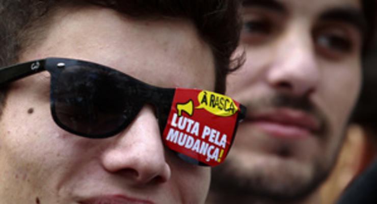 Тысячи португальцев вышли на улицы с требованиями к правительству