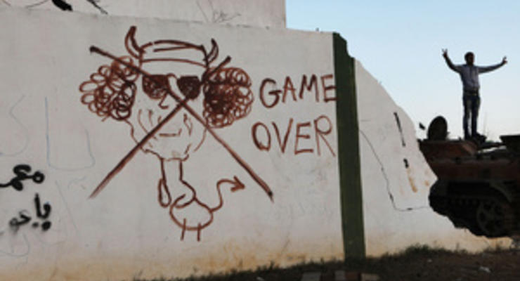 Фотогалерея: Рисунком по диктатуре. Оплот ливийских повстанцев украсили карикатурами на Каддафи