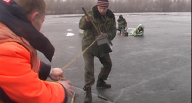 В Днепропетровске спасли четверых рыбаков, дрейфующих по Днепру на льдине