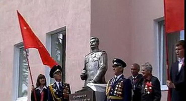 КПУ оценила убытки от взрыва памятника Сталину в Запорожье в 374 тысячи. Посчитали даже кашу