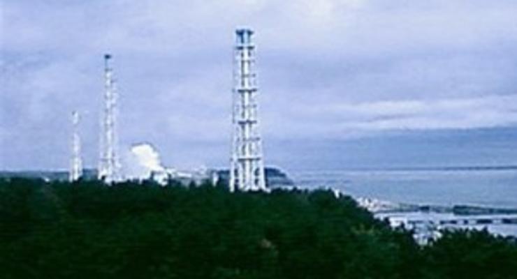 Над Фукусима-1 поднимается столб белого дыма