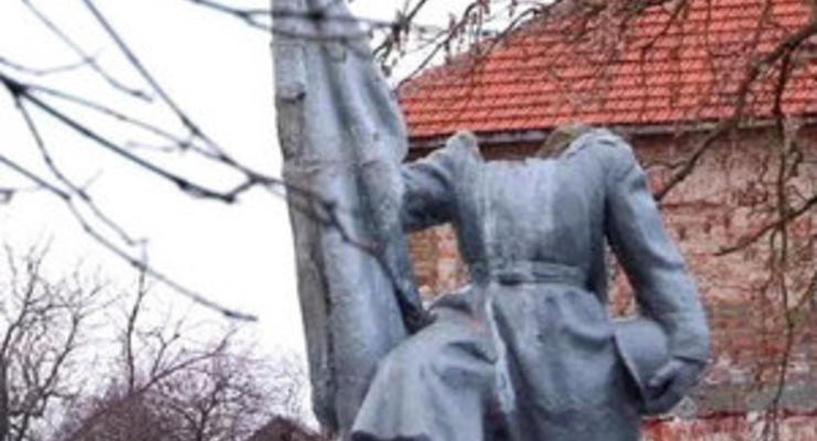 СМИ: Во Львовской области разрушили памятник воину-освободителю
