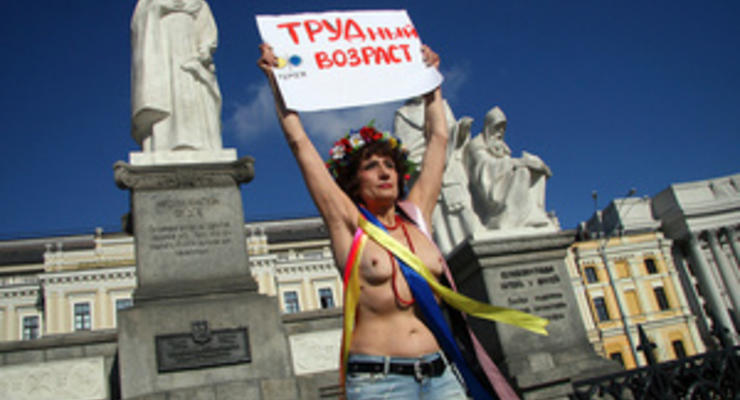 Пожилая активистка FEMEN устроила топлес-протест против пенсионной реформы