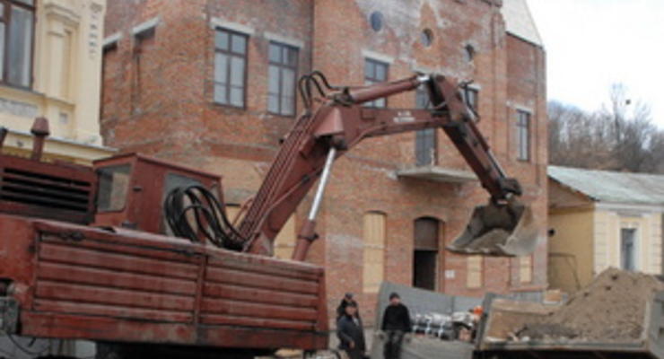 Азаров поручил КГГА проверить проблемные стройки в историческом центре Киева