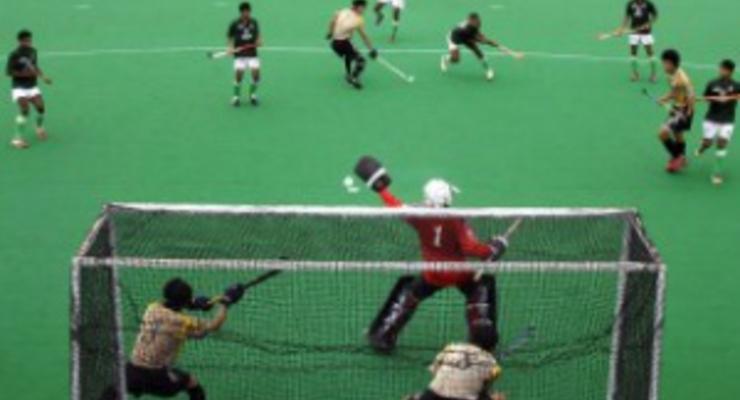 Хоккеистов на Олимпиаде-2012 заставят играть на синем газоне