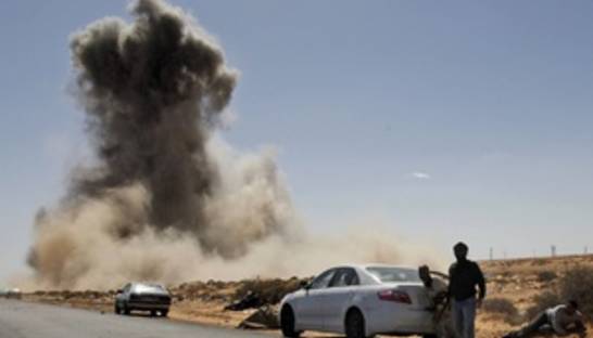 Силы Каддафи отбросили ливийских повстанцев на 30 км на восток