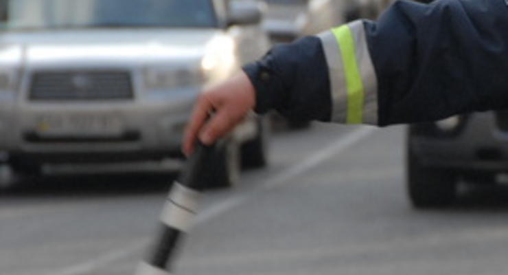 В Сумской области водитель укусил гаишника за палец