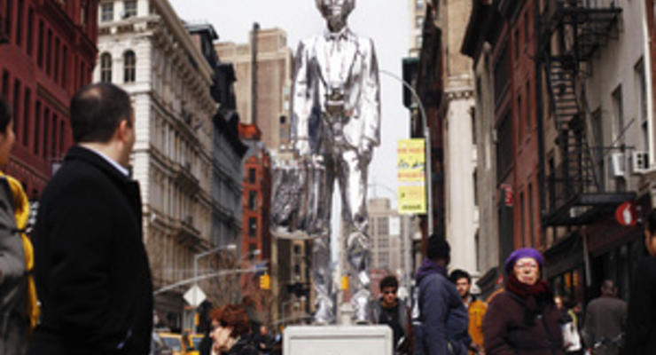 В Нью-Йорке установили памятник Энди Уорхолу