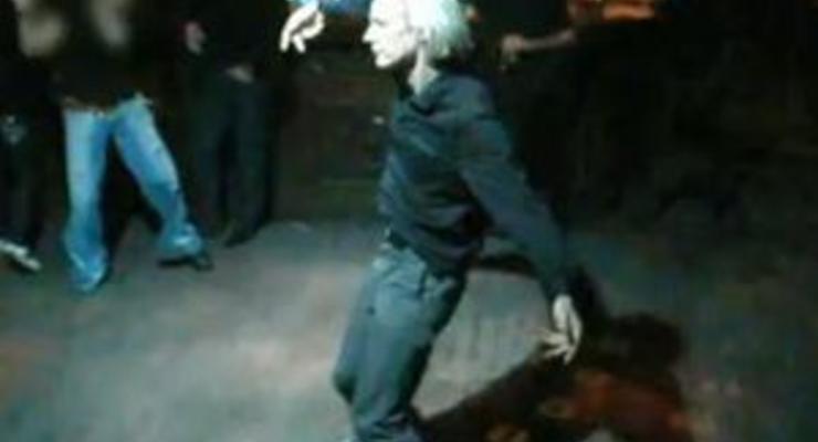 В Сети появилось видео с Ассанжем, танцующим в ночном клубе Рейкьявика