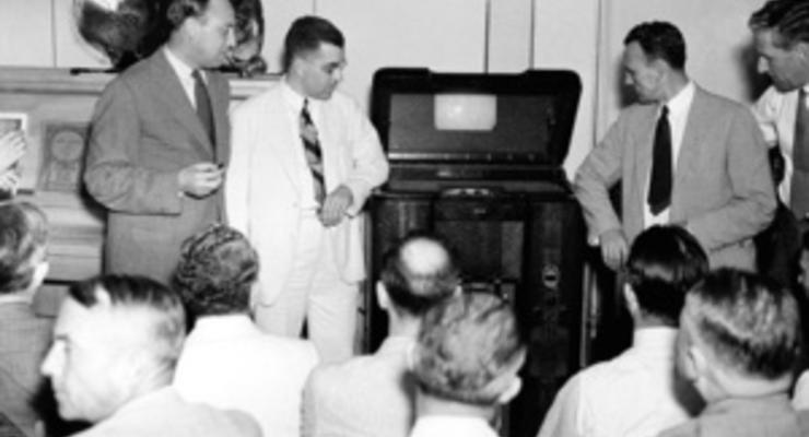 В Лондоне выставят на аукцион старейший телевизор