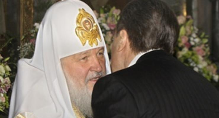Янукович заявил, что пытается не вмешиваться в дела церкви