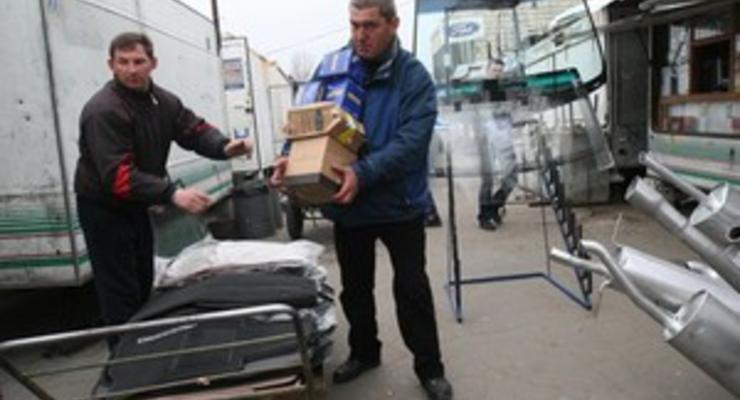 Предприниматели начали вывозить свои киоски с авторынка на бульваре Перова в Киеве