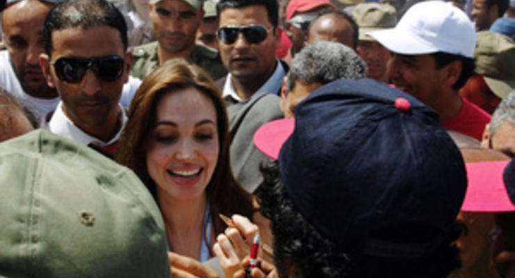 В лагере беженцев толпа едва не затоптала Анджелину Джоли