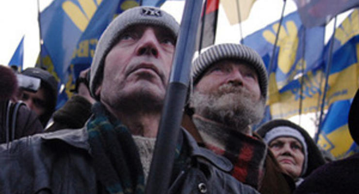 Во Львове Януковича встретили пикетом: митингующие подрались с милицией