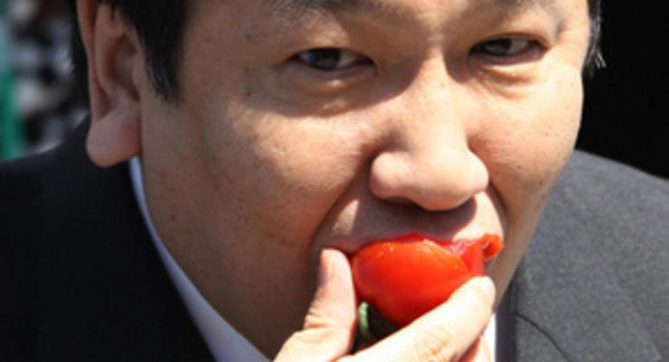 Генсек японского правительства лично продегустировал овощи из Фукусимы