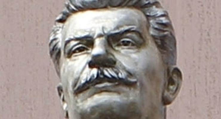 Обезглавливание памятника Сталину: суд отпустил тризубовцев на поруки депутатов