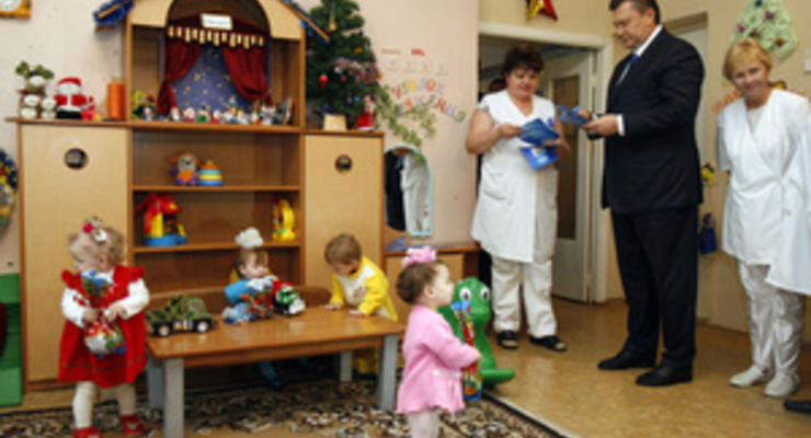 Янукович из собственных денег пожертвовал сиротам 120 тысяч гривен