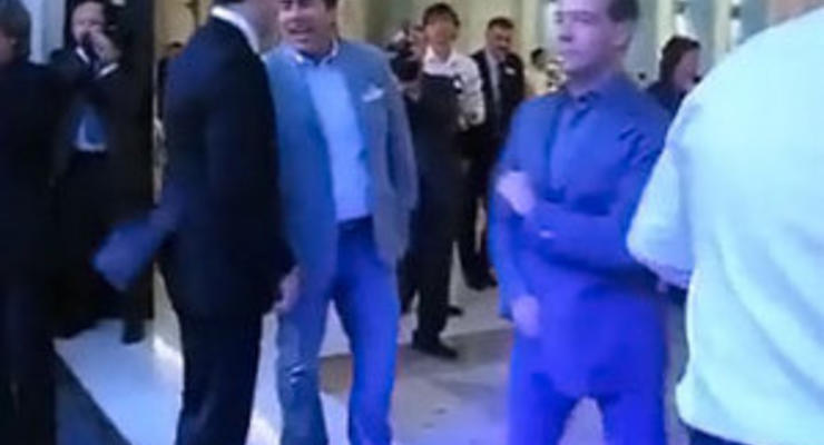 Медведев перепостил в Twitter видеоролик со своим танцем