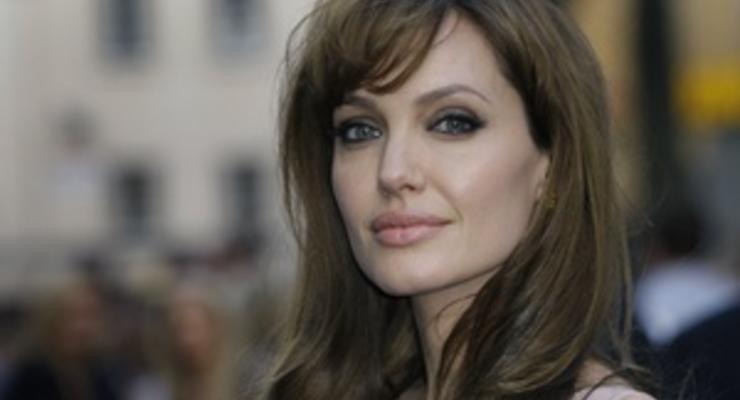 СМИ: За съемки в рекламе Louis Vuitton Джоли получит до $10 млн