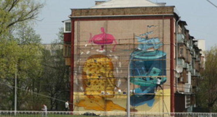 Стену дома возле Индустриального моста в Киеве разрисовали граффити