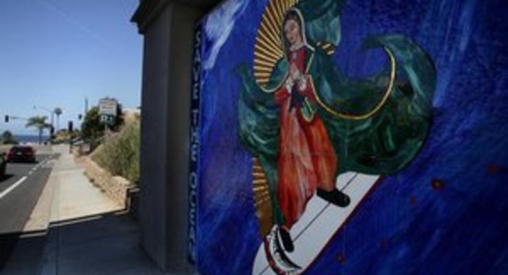 В Калифорнии Деву Марию изобразили катающейся на доске для серфинга