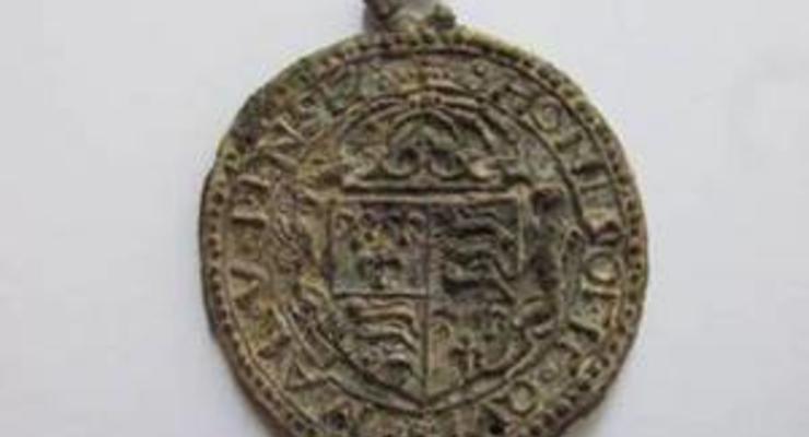 На Волыни археологи нашли 400-летний медальон