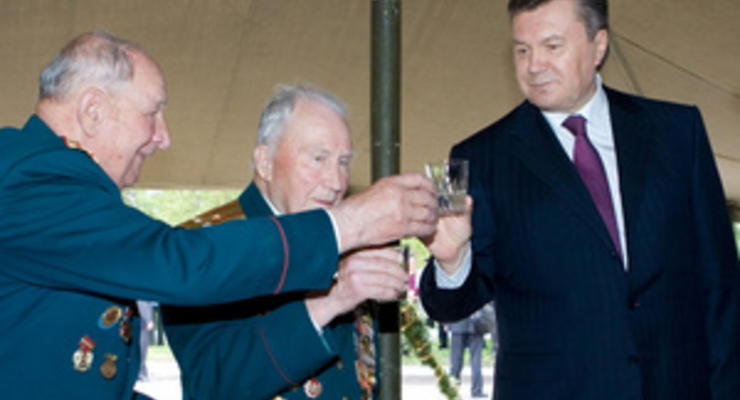 Чтобы стыдно не было: Янукович выпил полстакана водки. Не закусывая