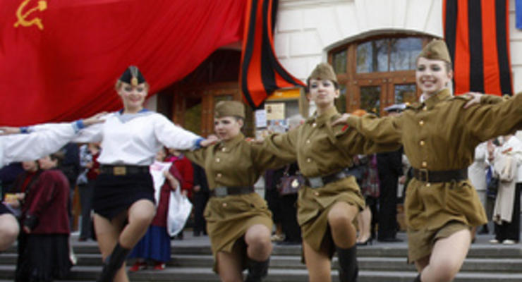 Украинцы Канады призвали Януковича ветировать закон о вывешивании красных флагов 9 мая