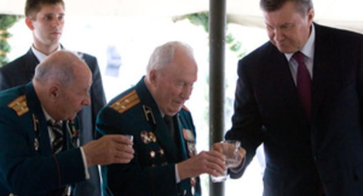 Фотогалерея: До дна и не закусывая. Янукович выпил водки с ветеранами