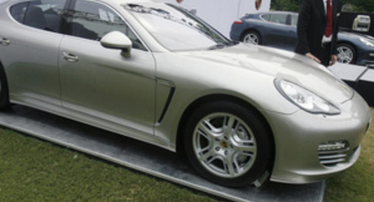 Главу МВФ раскритиковали за фото, где он стоит рядом с престижным авто