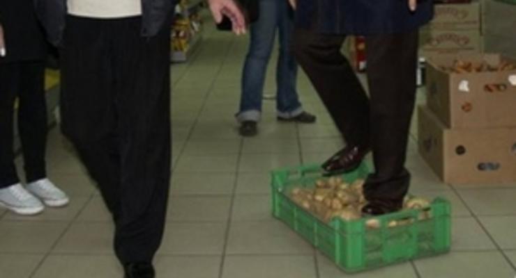 Ляшко растоптал ящик картошки в ровенском супермаркете