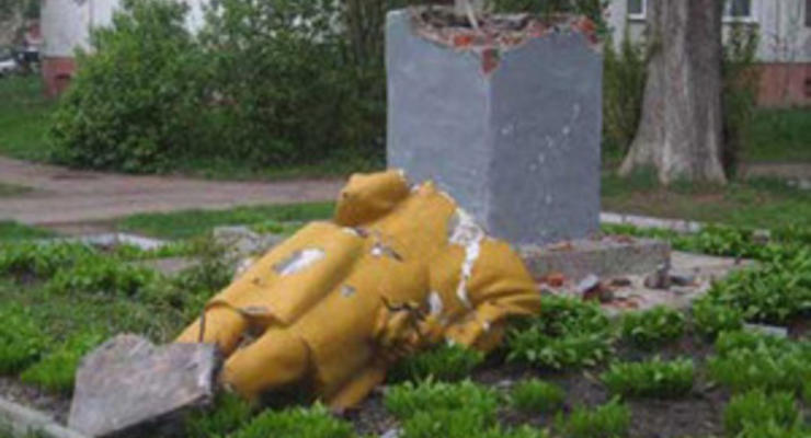 В Чернигове упал памятник Ленину. Милиция обещает разобраться