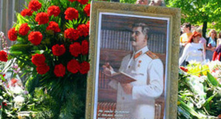 В Луганске коммунисты приравняли Сталина к Гитлеру