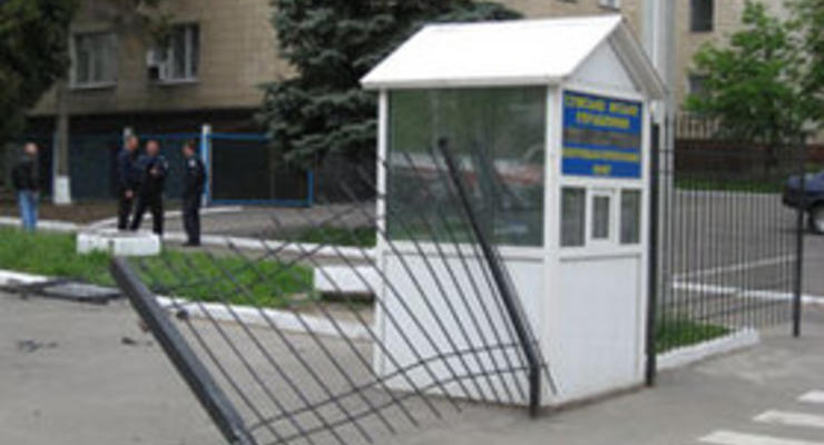 В Сумах нетрезвый россиянин протаранил ворота горуправления МВД