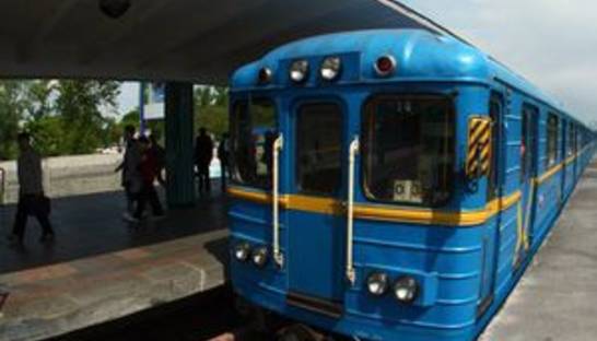 Сегодня на участке красной ветки киевского метро 20 минут не ходили поезда