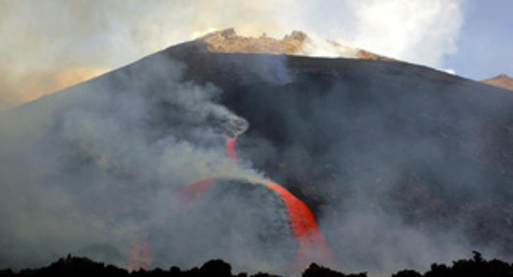 На Сицилии из-за активации вулкана Этна закрыли аэропорт