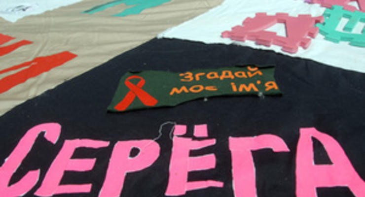 Фотогалерея: Вспомнить всех. В Киеве состоялась акция Имена, посвященная дню памяти жертв СПИДа