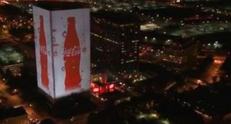 В честь 125-летия Coca-Cola превратила свою штаб-квартиру в гигантский дисплей