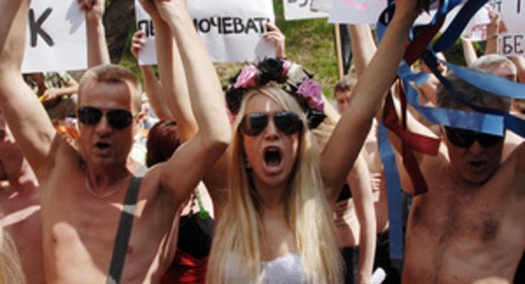 Фотогалерея: Голые и обманутые. Активистки FEMEN и вкладчики киевского долгостроя пикетировали Кабмин