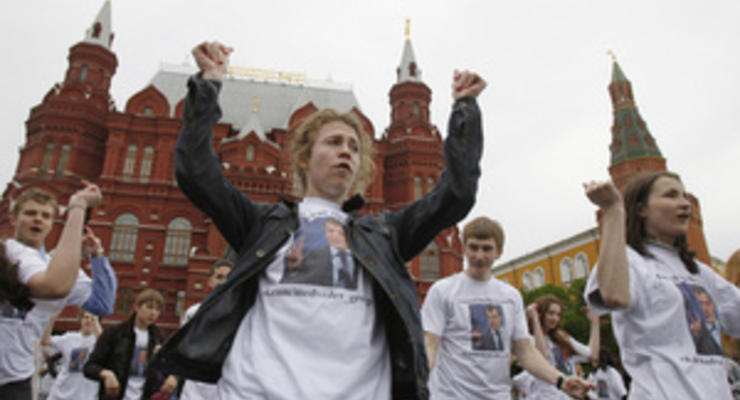 Флэшмоб в Москве: полсотни людей станцевали под American boy