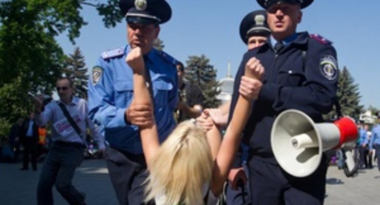 Фотогалерея: Весеннее обострение. Милиция задержала активисток FEMEN, пытавшихся сорвать марш протеста под Радой
