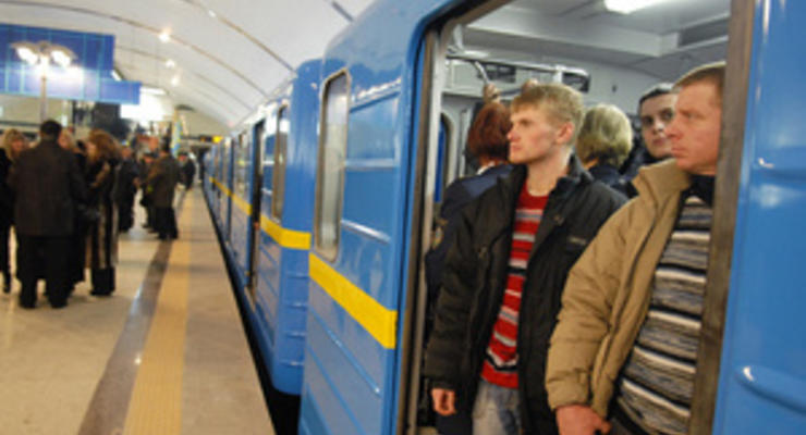 В киевском метро пассажир упал на рельсы