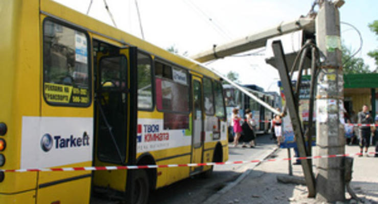 В Полтаве на крышу автобуса упал столб