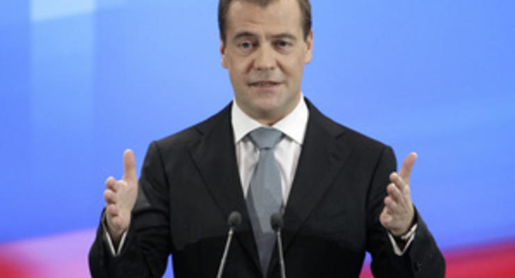 Медведев поздравил в Twitter всех, "для кого прозвенел последний звонок"