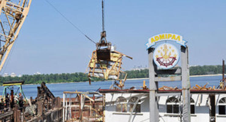 В Киеве на Днепре начали демонтаж плавучего отеля Адмирал